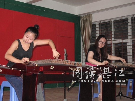 爱心演奏家到特校辅导古筝演奏