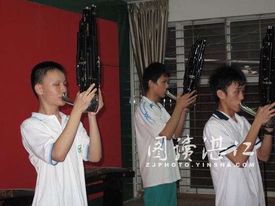 爱心演奏家到特校辅导古筝演奏