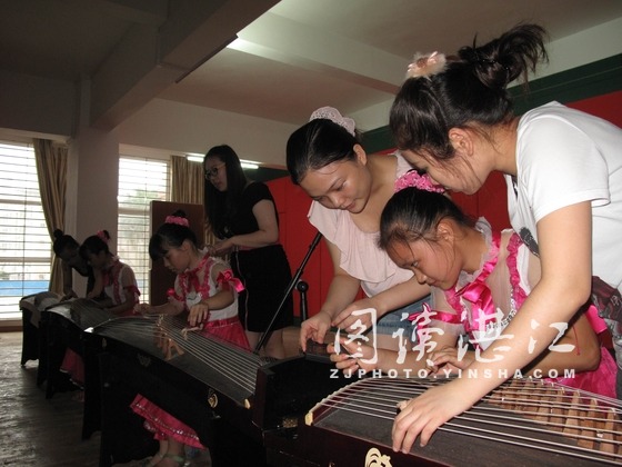 爱心演奏家到特校辅导古筝演奏