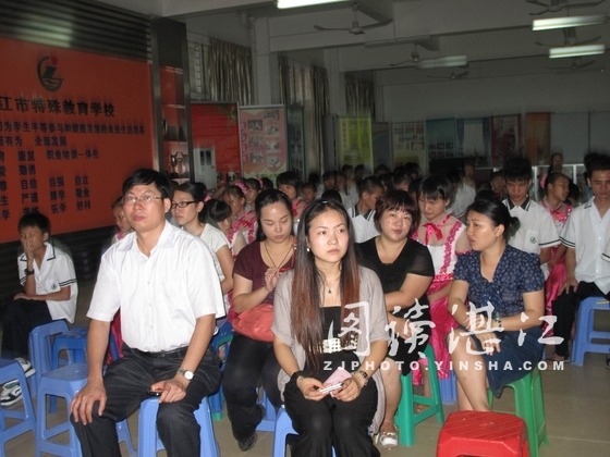 爱心演奏家到特校辅导古筝演奏