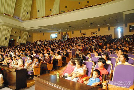 现场观众屏息凝神