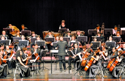 26日，福建省歌舞剧院交响乐团在福建大剧院举办公益音乐会，为观众演奏了《勃拉姆斯第四交响曲》等国外经典交响乐。图为指挥曹澈（中）带领团员谢幕。吉喆摄