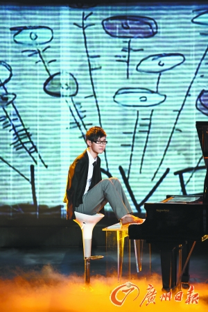 无臂钢琴师刘伟用双脚演绎生命的精彩