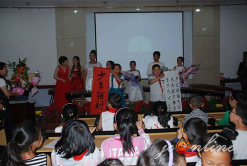 市中原街小学举办迎“六一”古筝音乐会