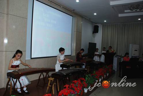 市中原街小学举办迎“六一”古筝音乐会