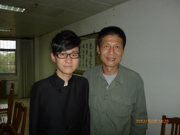 断臂钢琴家刘伟卖书帮贫困生