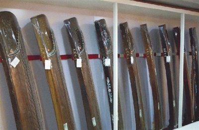 暑假来临之际，现代琴行为了回馈广大音乐爱好者的大力支持，特推出敦煌古筝批发活动，力求以最实惠的价格带来最优秀的商品，把价格直接降到了批发价。