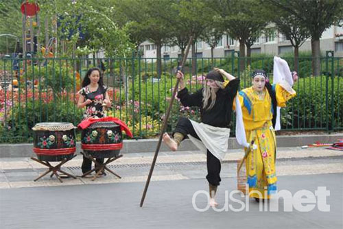 热爱中国文化　法国女孩巴黎演京剧虞姬变身移民