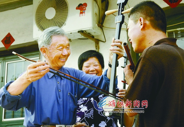 曹老汉自制乐器赠村民