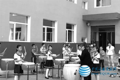 每天为农民工孩子上音乐课