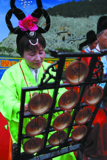 身着传统服装的海神乐队队员,演奏起来一丝不苟,十分认真。