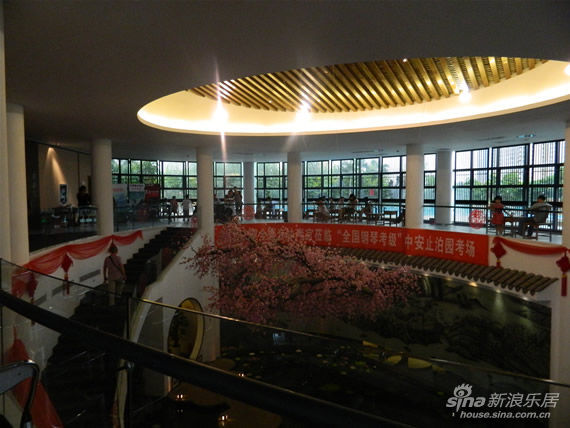 桃源会所：考试外，家长们和参赛选手耐心等候