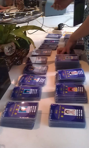 厚厚的参赛证件可见今年人数之多