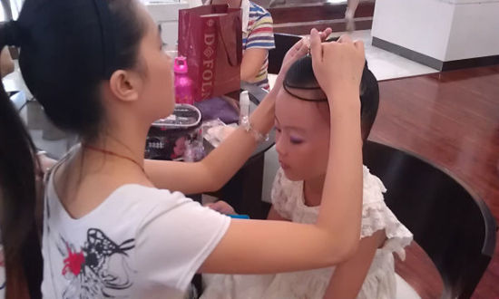 最后的造型整理咯。比赛马上就要开始了，小朋友多淡定啊