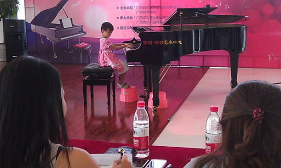 认真的小选手，一板一眼很有范哦