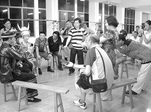 词曲作家倾听民间艺人演奏。 林 子/摄