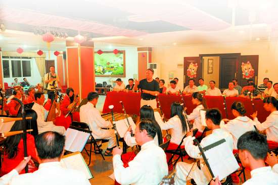 潮阳区东信文艺协会跟着指挥的节拍，排练有板有眼