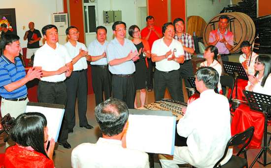 潮阳区东信文艺协会跟着指挥的节拍，排练有板有眼