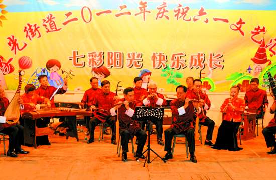 潮阳区东信文艺协会跟着指挥的节拍，排练有板有眼