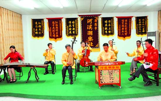 潮阳区东信文艺协会跟着指挥的节拍，排练有板有眼