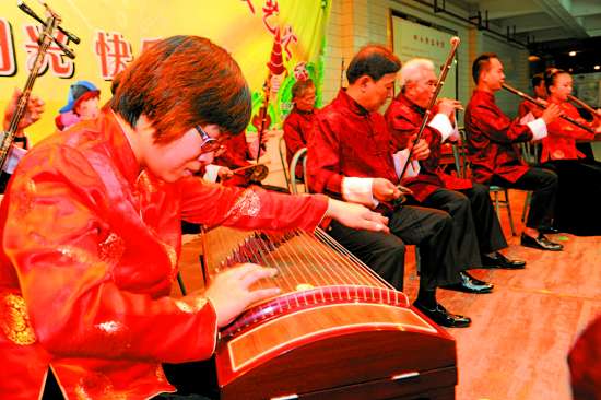 潮阳区东信文艺协会跟着指挥的节拍，排练有板有眼
