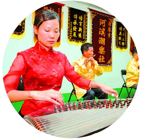 潮阳区东信文艺协会跟着指挥的节拍，排练有板有眼