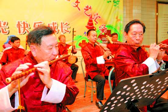 潮阳区东信文艺协会跟着指挥的节拍，排练有板有眼