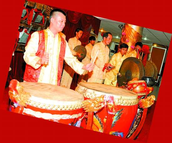 潮阳区东信文艺协会跟着指挥的节拍，排练有板有眼