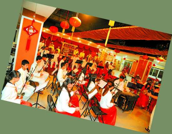 潮阳区东信文艺协会跟着指挥的节拍，排练有板有眼