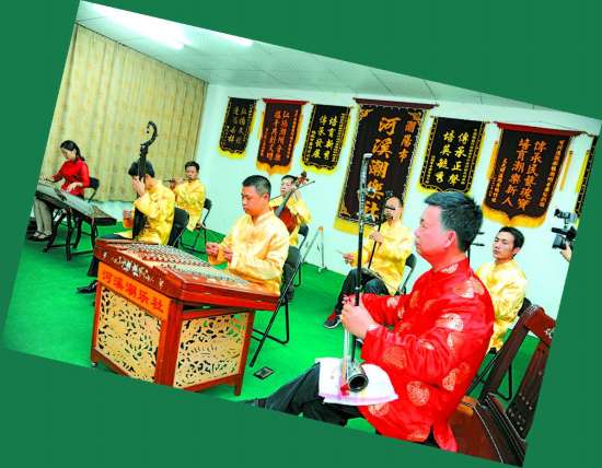 潮阳区东信文艺协会跟着指挥的节拍，排练有板有眼