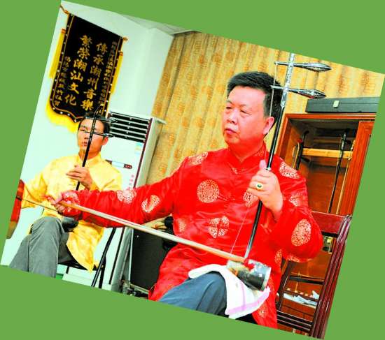 潮阳区东信文艺协会跟着指挥的节拍，排练有板有眼