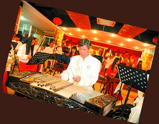 潮阳区东信文艺协会跟着指挥的节拍，排练有板有眼