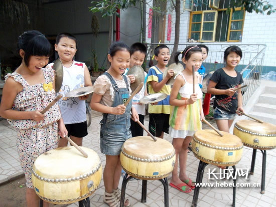 河北任县46位农民创作民乐合奏喜迎党的十八大