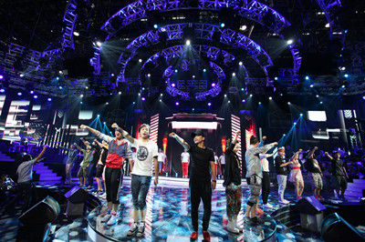 《一声所爱》全国13强选手在直播彩排。