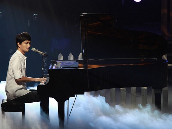 李泉护花到决赛钢琴弹唱惊艳全场