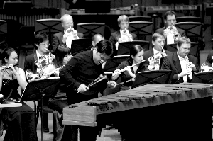 亚洲打击乐第一人李飚“敲开”国际打击乐节