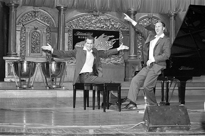 欧米勒兄弟来连玩“炫”钢琴