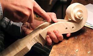 制作特拉迪瓦里式小提琴（资料图）。