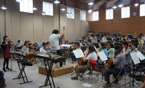 郑颖芬和珠江乐团排练