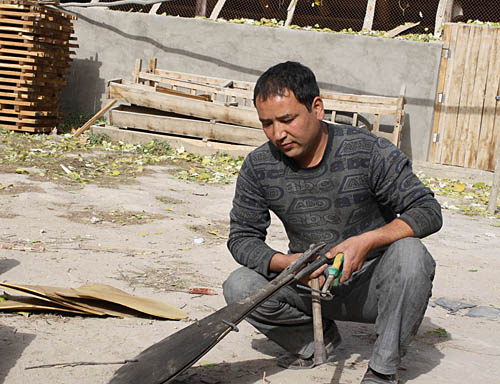 靠乐器致富的艾力