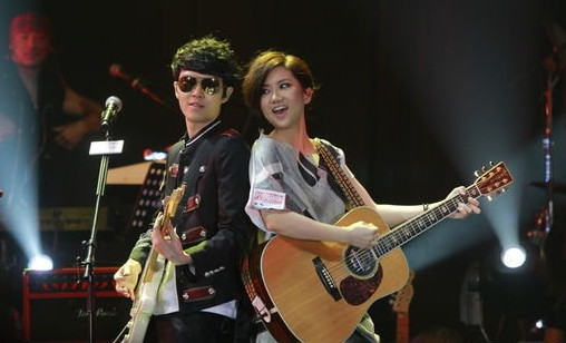 黄贯中与方大同卢凯彤同台举行拉阔音乐会