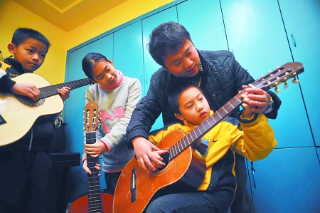 姚麒麟在指导学员练习 记者 李化 摄