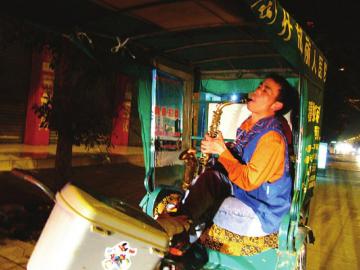 杨海军在吹萨克斯。