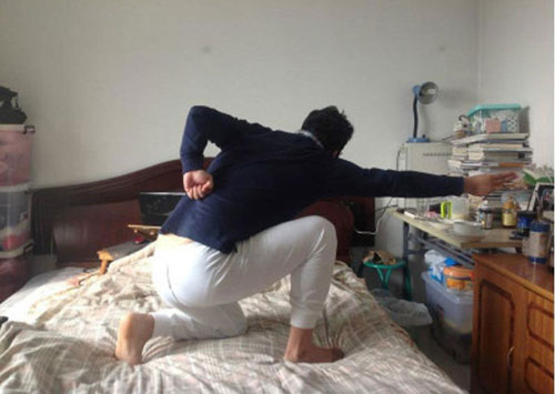 与《江南style》相比，《航母style》在中国获得了更广泛的认同和自发模仿，不错，中国现在确实无法产生《江南style》，但是能孕育出《航母style》。图为网友展示&ldquo;航母style&rdquo;。