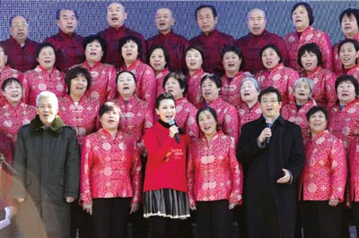 谭晶走进高碑店村 与社区居民合唱《相信》