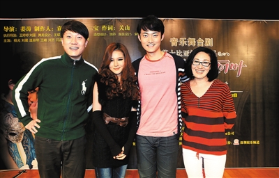 "的温丽琴(右一)音乐舞台剧《罗密欧与朱丽叶》让观众看到了中国韵味