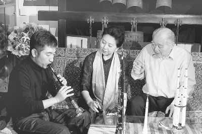 吴景馨和弟弟吴彤在试听研发效果