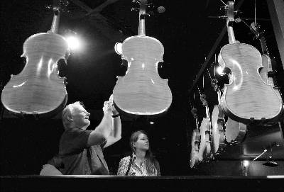 观众在国家大剧院东展厅欣赏展出的提琴