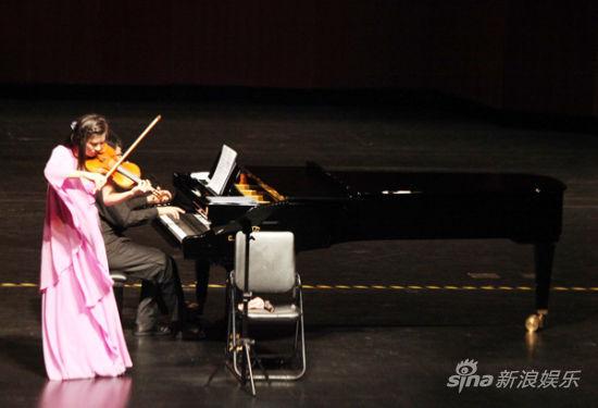 文薇开启小提琴巡回音乐会 汇中西方名曲