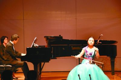 “二胡使者”周霞惊艳日本冲绳Tedako音乐厅